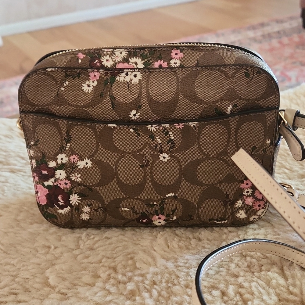 Beautiful Coach Evergreen Wildflower Signatue Camera Style Crossbody Bag 🩷🤍 - Picture 7 of 16